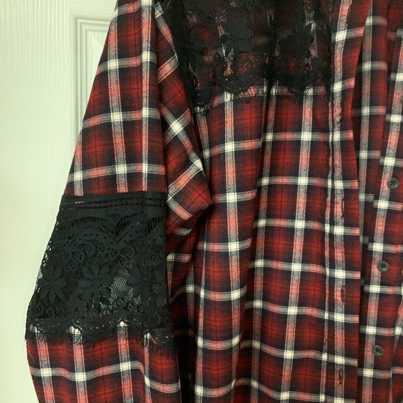 Plaid shirt with black lace - Picture 2 of 4